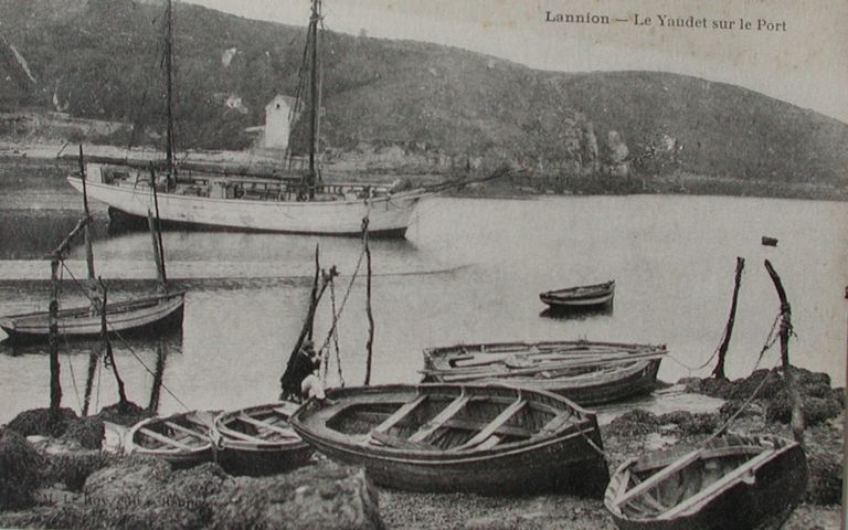 LANNYAUDETPORTSARDINERIE15 LES CANOTS MOUILLE SUR PIEUX 1910