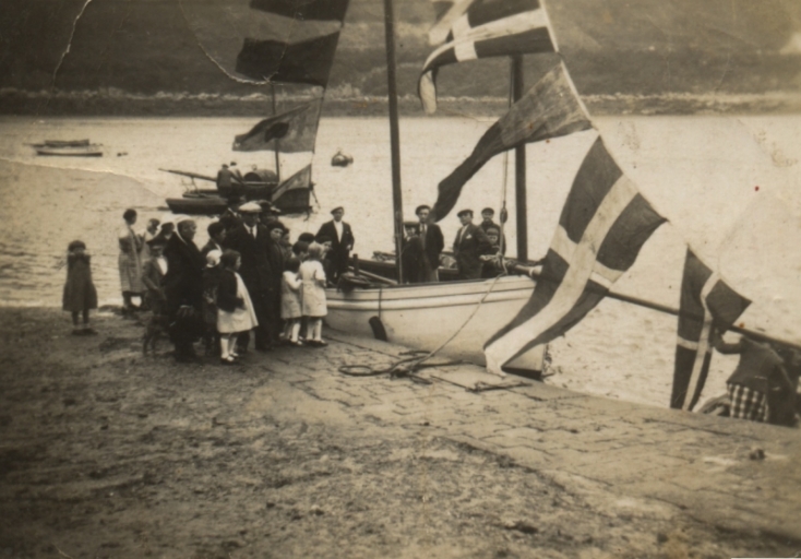  Débarquement au quai du Yaudet du flambart après son baptême 1935