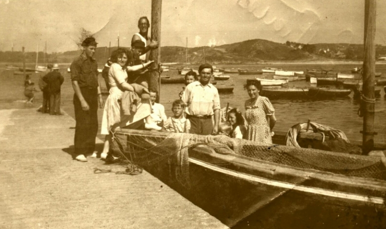 François Le Pierres avec sa famille à bord de la Marcel-Micheline le 21 juillet 1949
