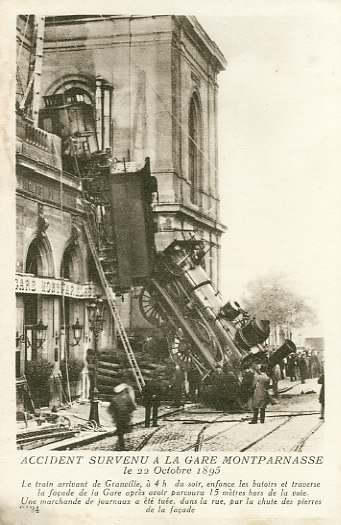 Une image célèbre, la locomotive ayant traversé la gare de Montparnasse pour finir sur la place de Rennes le 22 octobre 1895